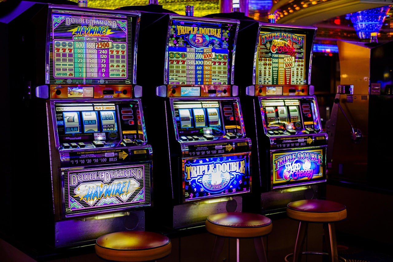 Pengguna menikmati hiburan olahraga dan casino melalui perangkat mobile dengan nyaman